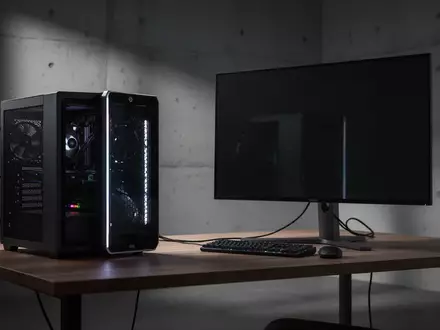 Ein minimalistischer Arbeitsplatz mit einem modernen PC-Gehäuse und einem ausgeschalteten Monitor in einem abgedunkelten Raum. - Foto: über boerse-global.de
