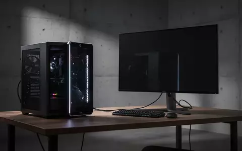 Ein minimalistischer Arbeitsplatz mit einem modernen PC-Gehäuse und einem ausgeschalteten Monitor in einem abgedunkelten Raum. - Foto: über boerse-global.de