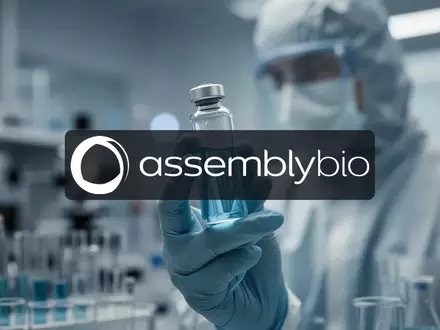 Ein gläsernes Fläschchen mit einer blauen Flüssigkeit in einem modernen, professionellen biotechnologischen Labor. - Foto: über boerse-global.de