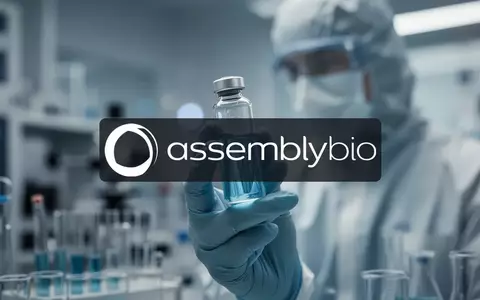 Ein gläsernes Fläschchen mit einer blauen Flüssigkeit in einem modernen, professionellen biotechnologischen Labor. - Foto: über boerse-global.de