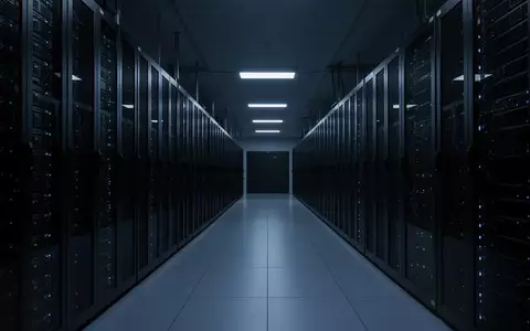 Dunkler, moderner Serverraum mit langen Reihen von Server-Racks in blauem Licht. - Foto: über boerse-global.de