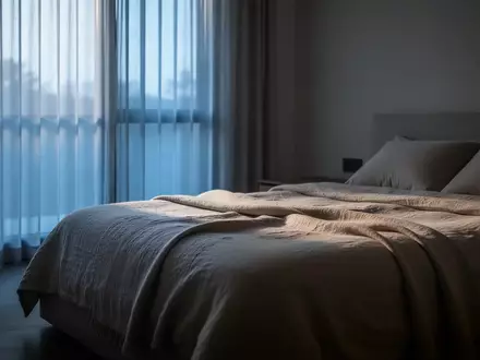 Ein ruhiges, in sanftes Morgenlicht getauchtes Schlafzimmer mit einem ordentlich gemachten Bett in minimalistischer Umgebung. - Foto: über boerse-global.de