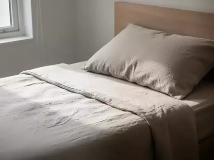 Ein ordentlich gemachtes Bett in einem hellen, ruhig eingerichteten Schlafzimmer mit einfallendem Tageslicht. - Foto: über boerse-global.de