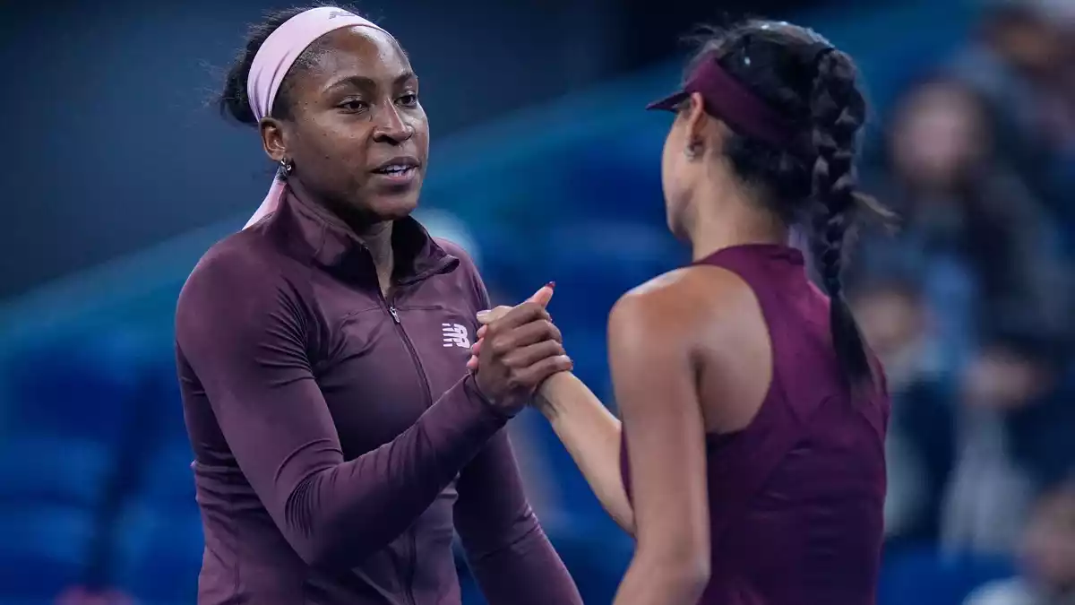 Coco Gauff (l) gibt Sun Xinran die Hand, nachdem sie gewonnen hat. - Bild: Andy Wong/AP/dpa