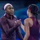 Coco Gauff (l) gibt Sun Xinran die Hand, nachdem sie gewonnen hat. - Bild: Andy Wong/AP/dpa