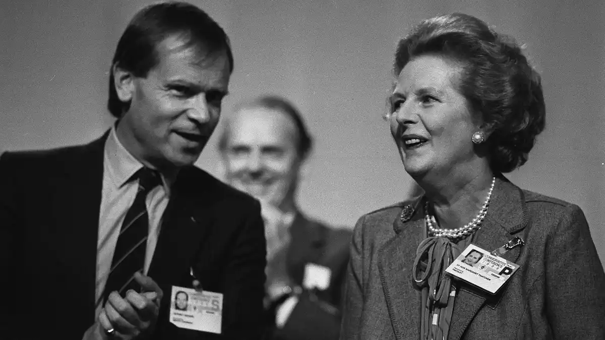 Premierministerin Margaret Thatcher mit Jeffrey Archer, dem stellvertretenden Vorsitzenden der Konservativen Partei im Jahr 1986. (Archivbild) - Bild: Pa/PA Wire/dpa