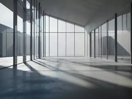 Minimalistische Architektur mit scharfen Schatten auf einem Betonboden, die eine Atmosphäre der Überwachung vermittelt. - Foto: über boerse-global.de