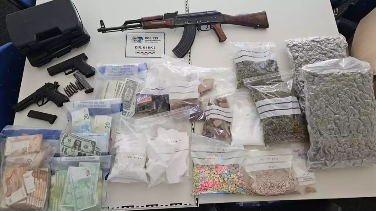 POL-SU: Kiloweise Drogen und mehrere Waffen sichergestellt - Haftbefehl gegen 35-Jährigen - Bild: presseportal.de