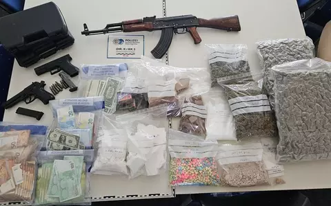 POL-SU: Kiloweise Drogen und mehrere Waffen sichergestellt - Haftbefehl gegen 35-Jährigen - Foto: presseportal.de