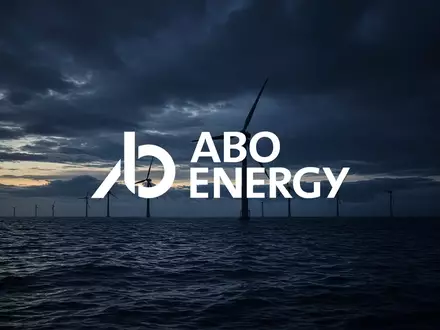 Abstrakte Darstellung eines Windparks in der DĂ€mmerung als Symbol fĂŒr MarktvolatilitĂ€t im Bereich erneuerbarer Energien. - Foto: ĂŒber boerse-global.de