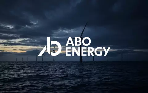 Abstrakte Darstellung eines Windparks in der Dämmerung als Symbol für Marktvolatilität im Bereich erneuerbarer Energien. - Foto: über boerse-global.de