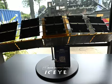 Ein Satelliten-Modell bei der Pariser Waffenmesse Eurosatory im Sommer im Maßstab eins zu vier. In kompletter Größe sind die Satelliten 3,3 Meter lang und 0,8 Meter breit.  - Foto: Wolf von Dewitz/dpa