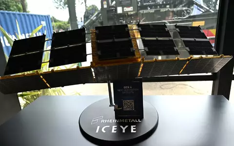 Ein Satelliten-Modell bei der Pariser Waffenmesse Eurosatory im Sommer im Maßstab eins zu vier. In kompletter Größe sind die Satelliten 3,3 Meter lang und 0,8 Meter breit.  - Foto: Wolf von Dewitz/dpa