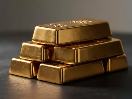 Mehrere glänzende Goldbarren auf einem dunklen Untergrund, beleuchtet durch weiches, kinoreifes Licht. - Foto: über boerse-global.de