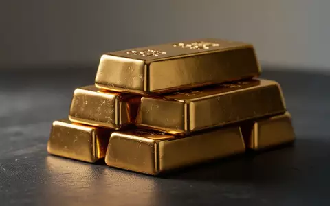 Mehrere glänzende Goldbarren auf einem dunklen Untergrund, beleuchtet durch weiches, kinoreifes Licht. - Foto: über boerse-global.de