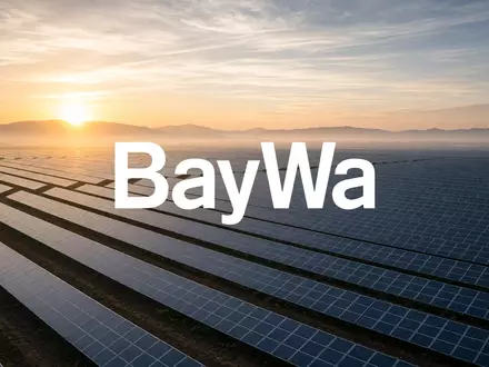 Moderne Solarpark-Anlage bei Sonnenaufgang als Symbol für Investitionen in erneuerbare Energien. - Foto: über boerse-global.de
