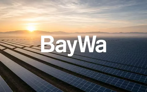 Moderne Solarpark-Anlage bei Sonnenaufgang als Symbol für Investitionen in erneuerbare Energien. - Foto: über boerse-global.de