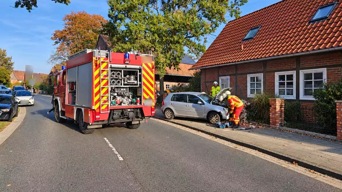 FW Lehrte: Verkehrsunfall - Pkw prallt gegen Hauswand Immensen - Bild: presseportal.de
