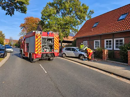 FW Lehrte: Verkehrsunfall - Pkw prallt gegen Hauswand Immensen - Foto: presseportal.de