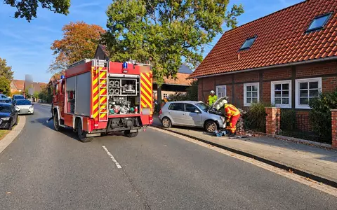 FW Lehrte: Verkehrsunfall - Pkw prallt gegen Hauswand Immensen - Foto: presseportal.de