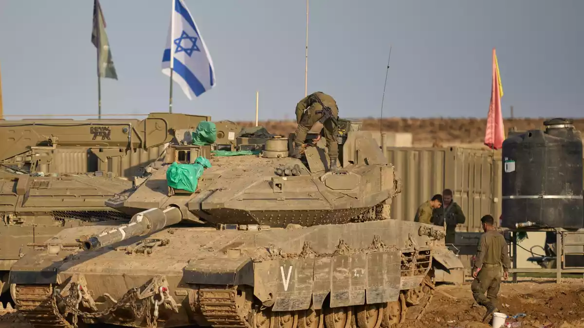 Israel hat die Alarmbereitschaft seiner Truppen im Gazastreifen vor dem Jahrestag des Massakers am 7. Oktober 2023 erhöht. (Symbolbild) - Bild: Ohad Zwigenberg/AP/dpa