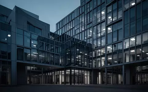 Moderne Büroarchitektur aus Glas und Stahl bei Dämmerung in Deutschland. - Foto: über boerse-global.de