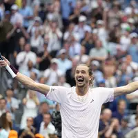 Auch durch den Triumph bei den US Open kam Alexander Zverev seinem Ziel von der Nummer eins näher. (Archivbild) - Foto: Kirsty Wigglesworth/AP/dpa