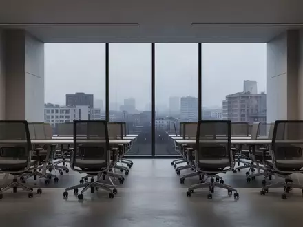 Ein minimalistisch gestalteter, leerer Büroarbeitsbereich mit großen Fensterfronten und Blick auf eine städtische Skyline. - Foto: über boerse-global.de