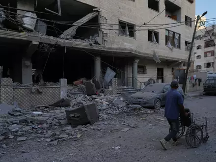 Bei dem israelischen Luftangriff auf einen Hamas-Führer wurden nach Angaben von Rettungskräften mindestens fünf Palästinenser getötet.  - Foto: Jehad Alshrafi/AP/dpa