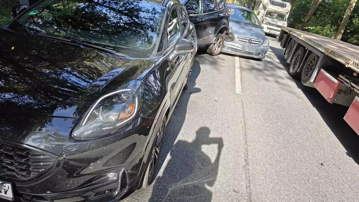 POL-STD: Unfall auf B73 mit drei Fahrzeugen - zwei Personen verletzt - Bild: presseportal.de