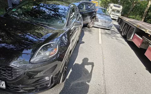 POL-STD: Unfall auf B73 mit drei Fahrzeugen - zwei Personen verletzt - Foto: presseportal.de