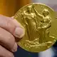 Die Rückseite der Nobel-Medaille für Physik stellt die Natur in Form einer Göttin dar, die aus den Wolken auftaucht und ein Füllhorn hält. (Illustration) - Bild: Stefanie Loos/AP-Pool/dpa
