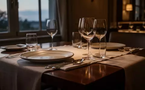 Ein gedeckter Esstisch in einem ruhigen Restaurant mit warmem Licht und Fokus auf die einladende Atmosphäre. - Foto: über boerse-global.de