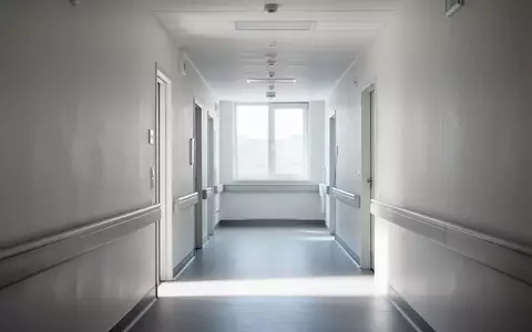 Ein leerer, modern gestalteter Krankenhausflur mit minimalistischer Architektur und hellem Tageslicht. - Foto: über boerse-global.de