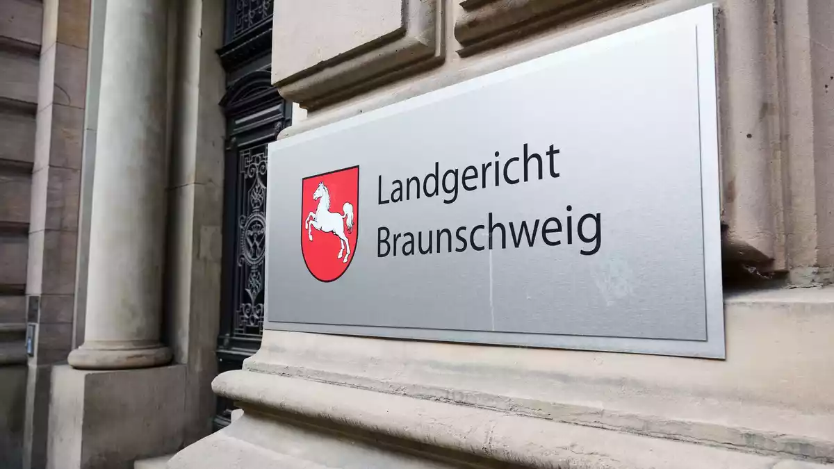Im Prozess ging es um zusätzliches Schmerzensgeld für Angehörige der Opfer nach dem Absturz. - Bild: Julian Stratenschulte/dpa