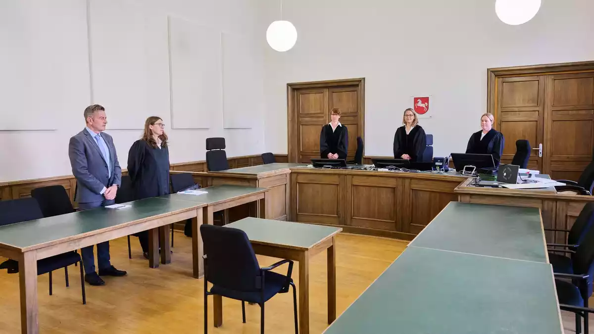 Schon zum Auftakt hatte das Gericht den Hinterbliebenen wenig Hoffnung gemacht. - Bild: Julian Stratenschulte/dpa