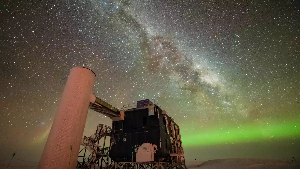 «IceCube» – ein Kubikkilometer Eis, der mit Sensoren ausgestattet ist. (Archivbild) - Bild: Yuya Makino/IceCube/NSF/dpa