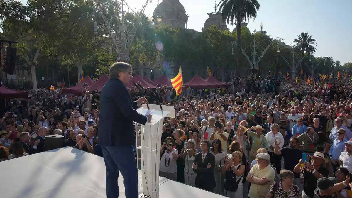 Vor gut zwei Jahren tauchte Puigdemont überraschend trotz Haftbefehl zu einem Kurzauftritt in Barcelona auf.  - Bild: Emilio Morenatti/AP/dpa