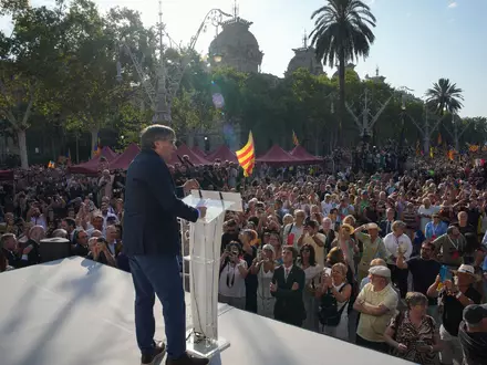 Vor gut zwei Jahren tauchte Puigdemont überraschend trotz Haftbefehl zu einem Kurzauftritt in Barcelona auf.  - Foto: Emilio Morenatti/AP/dpa
