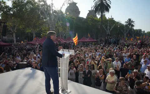 Vor gut zwei Jahren tauchte Puigdemont überraschend trotz Haftbefehl zu einem Kurzauftritt in Barcelona auf.  - Foto: Emilio Morenatti/AP/dpa