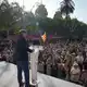 Vor gut zwei Jahren tauchte Puigdemont überraschend trotz Haftbefehl zu einem Kurzauftritt in Barcelona auf.  - Bild: Emilio Morenatti/AP/dpa
