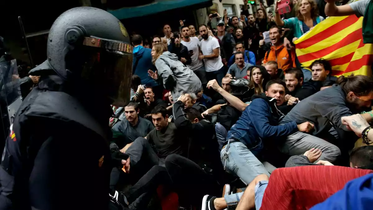 Rund um das illegale Unabhängigkeitsreferendum in Katalonien 2017 kam es zu heftigen Zusammenstößen zwischen der Polizei und Demonstranten. - Bild: picture alliance / Manu Fernandez/AP/dpa