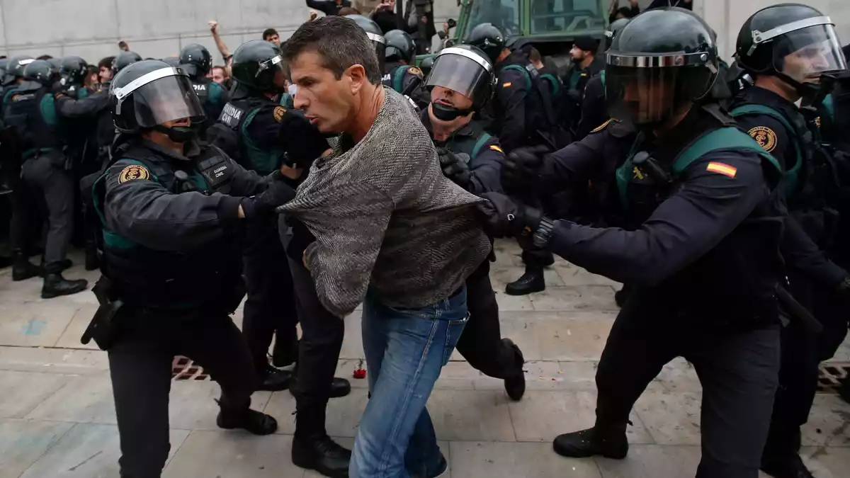 Am Tag des illegalen Unabhängigkeitsreferendums in Katalonien 2017 ging die spanische Polizei gewaltsam gegen Wähler vor. - Bild: picture alliance / Francisco Seco/AP/dpa