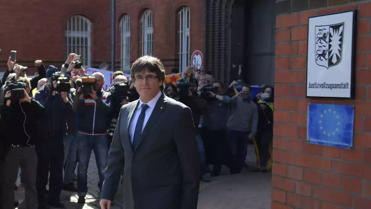 2018 wurde Puigdemont wegen eines spanischen Haftbefehls kurzzeitig in Schleswig-Holstein festgenommen. Nach 13 Tagen konnte er die Justizvollzugsanstalt in Neumünster wieder als freier Mann verlassen. - Bild: Axel Heimken/dpa