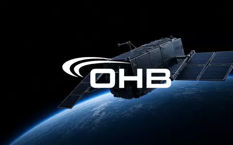 Ein hochmoderner Satellit im Weltraum vor der leuchtenden Erdkrümmung, atmosphärische Darstellung der Luft- und Raumfahrt. - Foto: über boerse-global.de