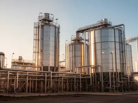 Moderne Industrieanlage zur Düngemittelproduktion bei Sonnenuntergang. - Foto: über boerse-global.de