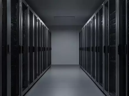 Ein ruhiger, moderner Serverraum mit industriellen Metallregalen und kühler Beleuchtung in einer minimalistischen Umgebung. - Foto: über boerse-global.de