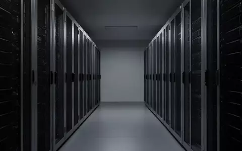 Ein ruhiger, moderner Serverraum mit industriellen Metallregalen und kühler Beleuchtung in einer minimalistischen Umgebung. - Foto: über boerse-global.de
