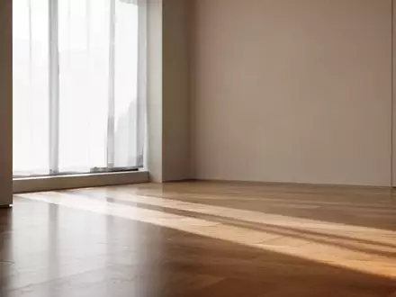 Ein heller, minimalistisch gestalteter Raum mit weichem Tageslicht und sanften Schatten auf einem Holzboden. - Foto: über boerse-global.de
