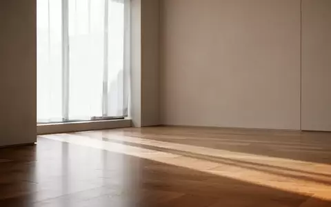 Ein heller, minimalistisch gestalteter Raum mit weichem Tageslicht und sanften Schatten auf einem Holzboden. - Foto: über boerse-global.de